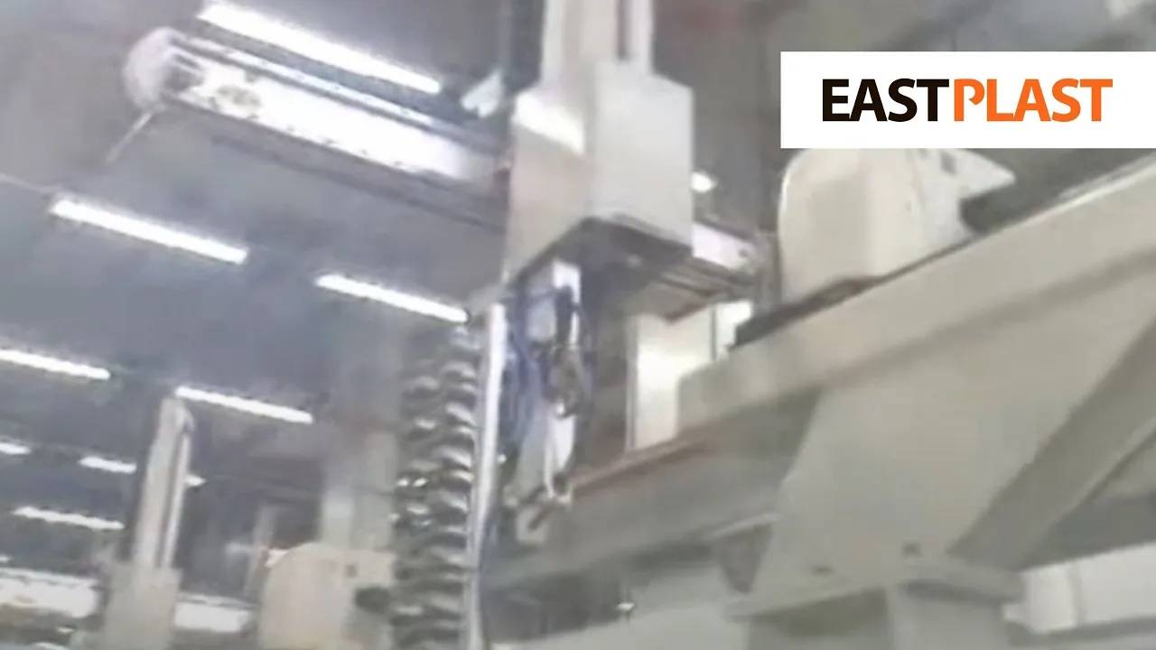 Робот манипулятор снимает вешалки для одежды с ТПА, оригинальная система транспортировки