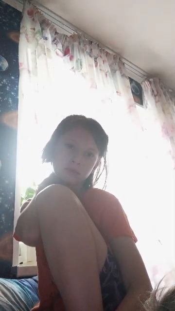 сидим с подружкой жрём чипсы kinder