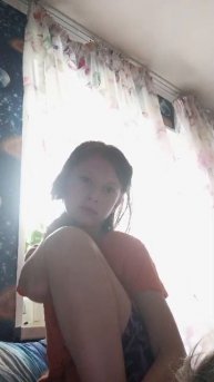 сидим с подружкой жрём чипсы kinder