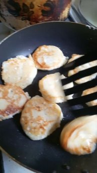 сырники переворачиваю