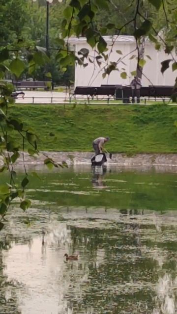 ‼️В Останкинском пруду моют мусорные баки‼️