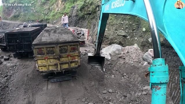 Строительство, экскаватор копает песок