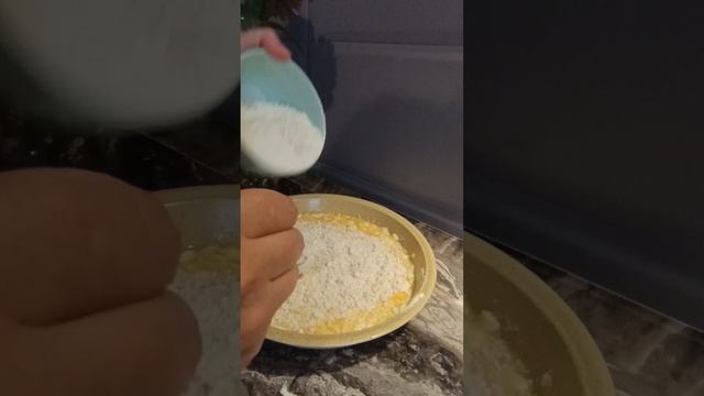 Пирог с вишней и абрикосом