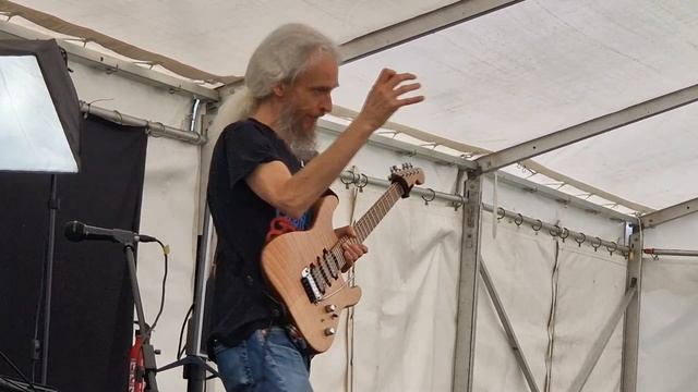 Guthrie Govan explains his violin technique