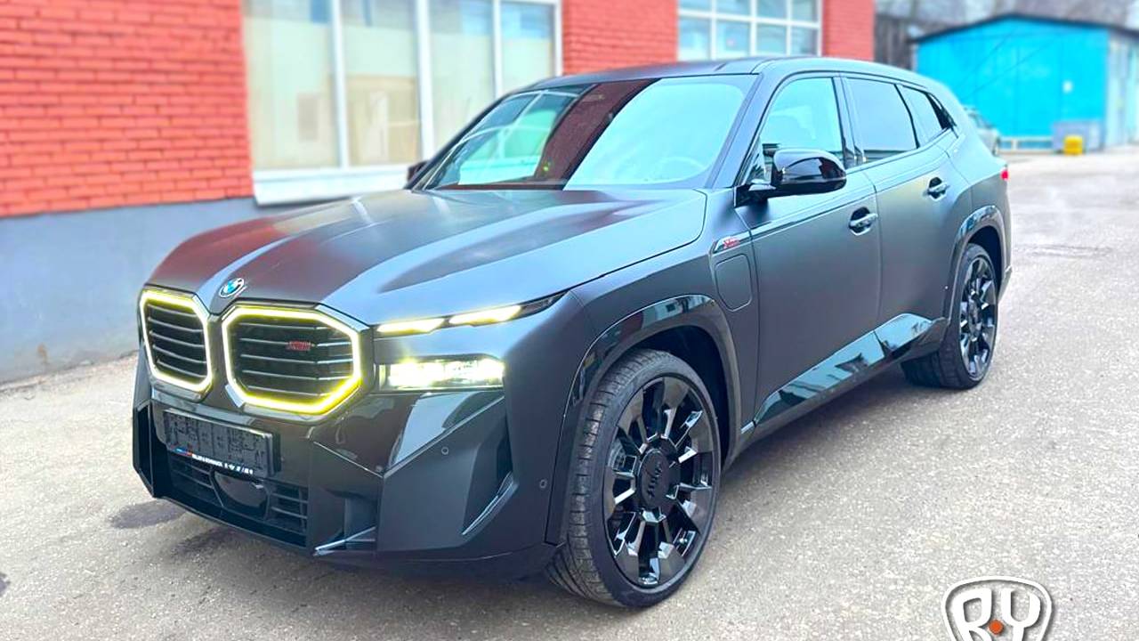 BMW X3M оклейка автомобиля матовой полиуретановой пленкой, бронирование лобового стекла в Москве