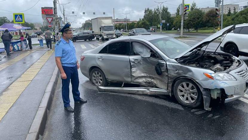 Ребенок пострадал при наезде иномарки на павильон с мороженым в Чебоксарах