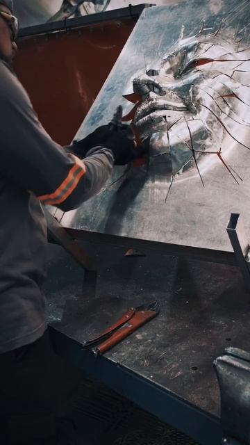 лицо из металла