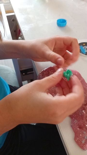 челлендж найди 3 вещи в слайме #слайм #блёстки #челлендж #shorts #шортс #руки