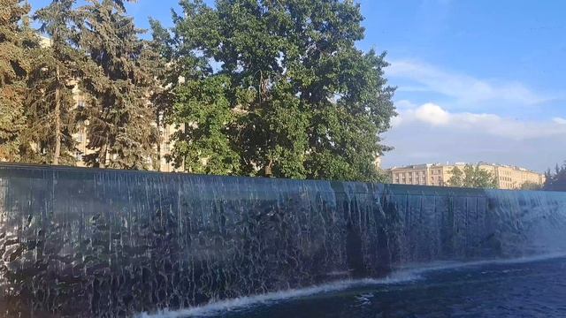 город зелёного цвета и фонтан