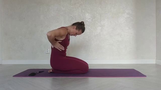 Дыхание в задние рёбра - в силовых упражнениях. Центрирует грудную клетку, '