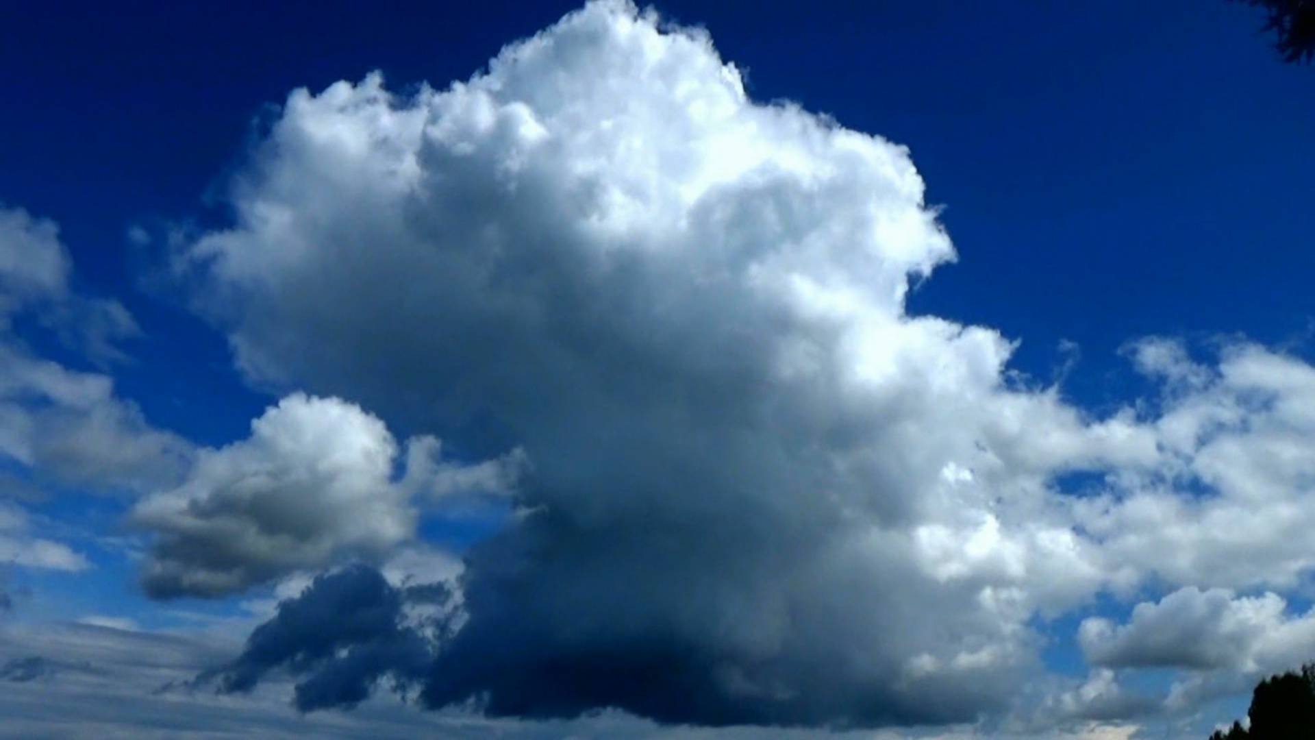 Кучево-дождевое облако с небольшим мезоциклоном около города Вязники 08.08.2025