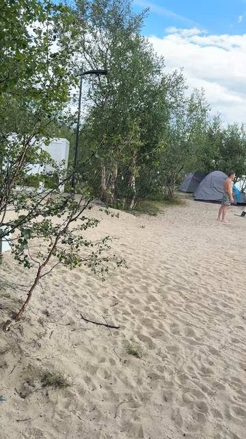 Пляж для купания Мурманской области арктический пляж рядышком с отелем Аврора Village