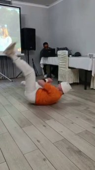 Меня зовут Дмитрий я занимаюсь спортивным видом танца Break Dance выступаю на корпоротивах, свадьбах
