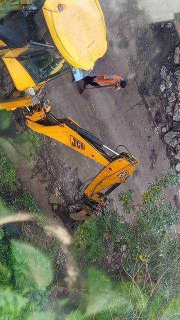 Ломают тротуар возле нашего дома(09.08.2025)
