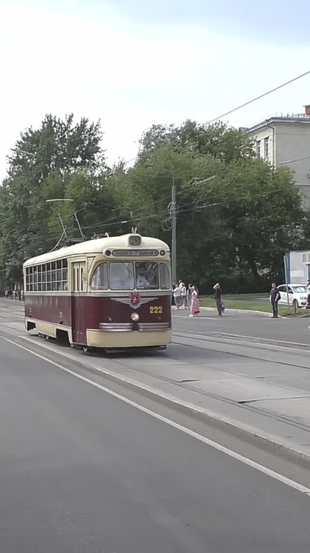 Москва. Трамвайный вагон № 222 модели РВЗ-6 следует по Волочаевской улице.
