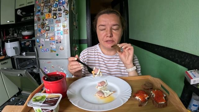 Завтрак. Яичница с сосисками, бутерброды с маслом и икрой. Мукбанг