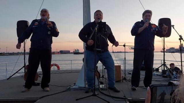 Концерт ветеранов студенческих отрядов на корабле. (2)