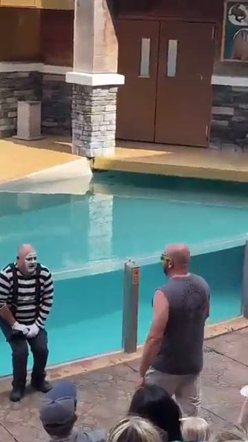 Том в роли мима из Seaworld