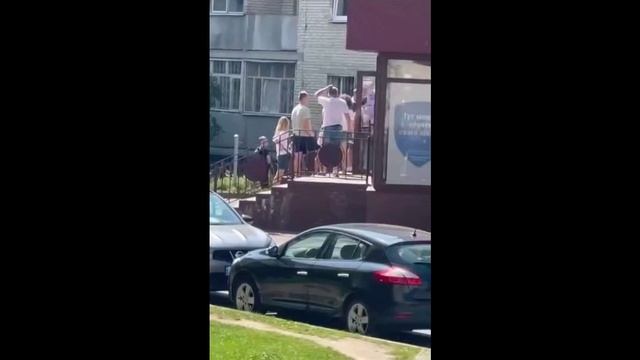 Луцк_ Ну вот, сбегал за обезболивающим, теперь можно и в окоп...