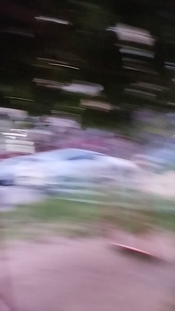 какой-то чел зашёл во двор.