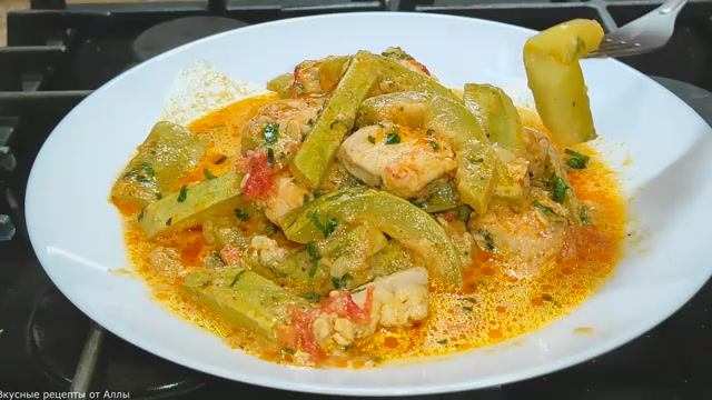 Кабачки с курицей в cоусе.