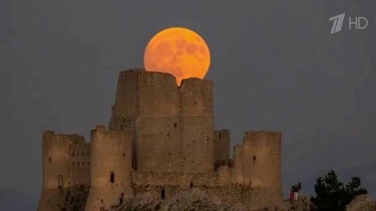 В небе этой ночью можно было наблюдать Осетровую Луну