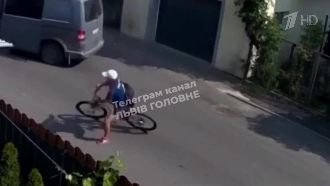 Украинские военкомы впятером скручивают одного призывника, чтобы отправить его на фронт