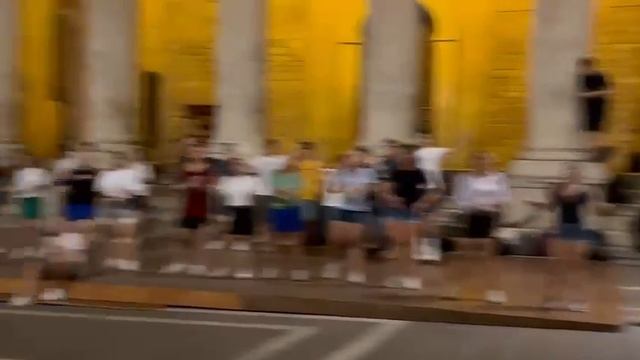 Обычный день в Италии. Танцуют все