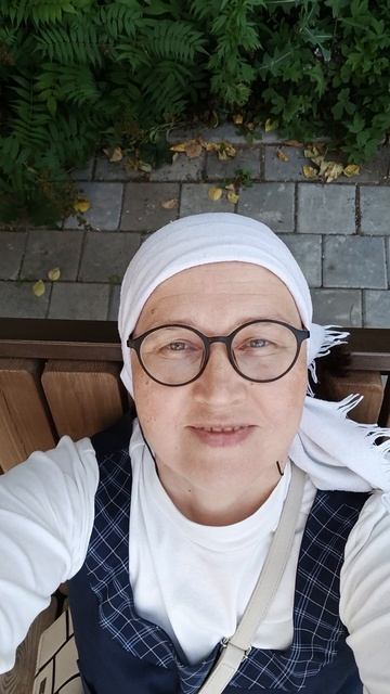 на качели у Храма