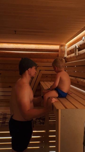 С сыном в сауне! Ему НЕ понравилось((