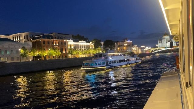 Танцы на корабле ночью в Москве 2025