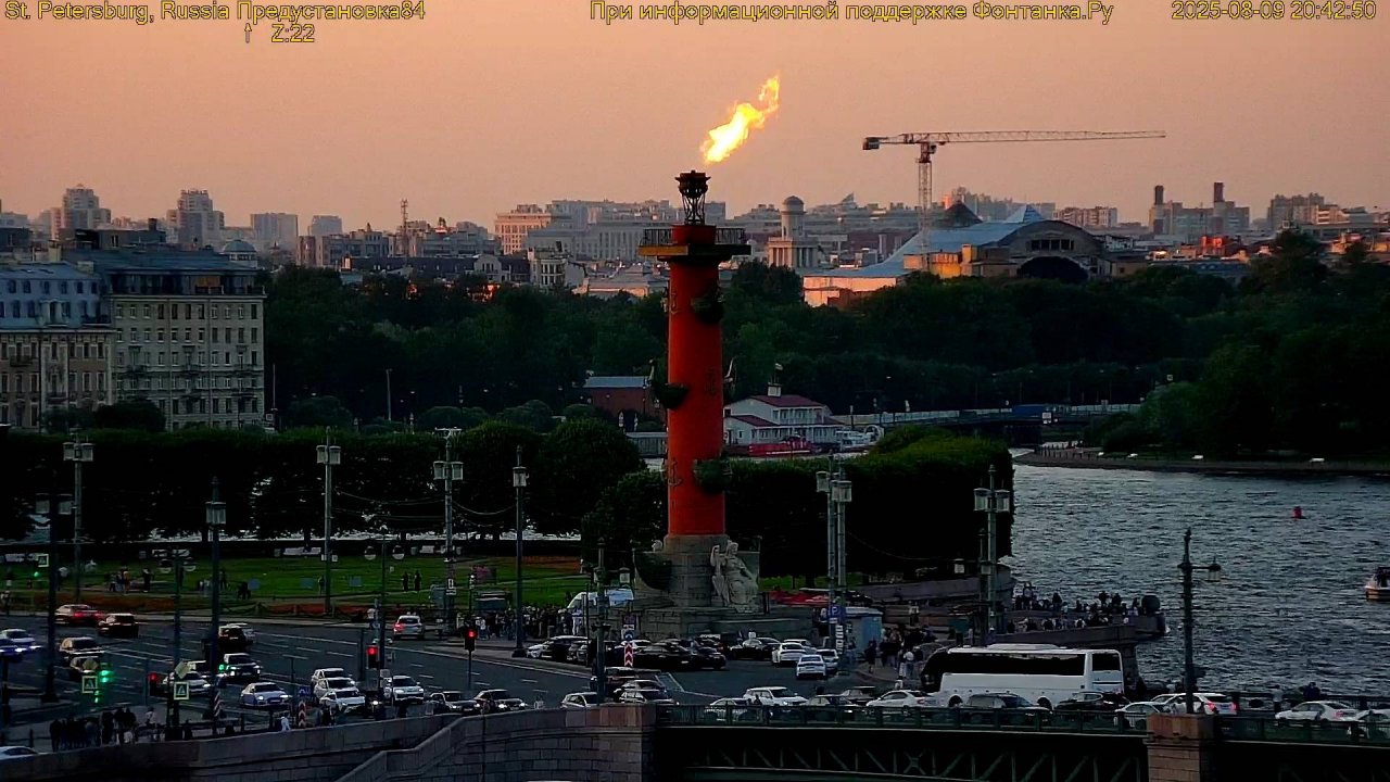 Ростральные колонны зажгли в Петербурге в честь нового праздника 9 августа 2025