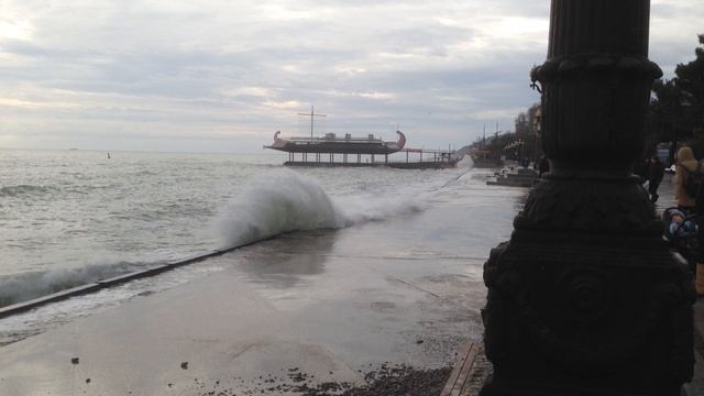 На набережной Ялты в январе.