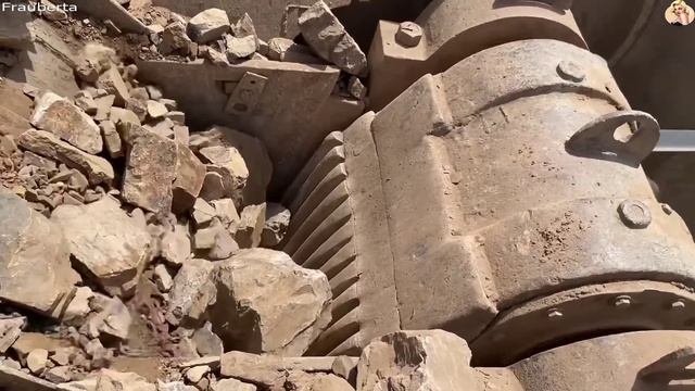 Строительство, дробление щебёнки