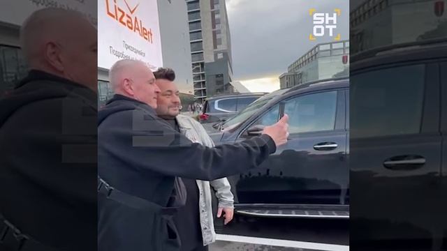 в Сочи фанатки Akon устроили драку за потный трофей, брошенный в толпу (3)