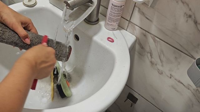 Уход за моющим вертикальным пылесосом.