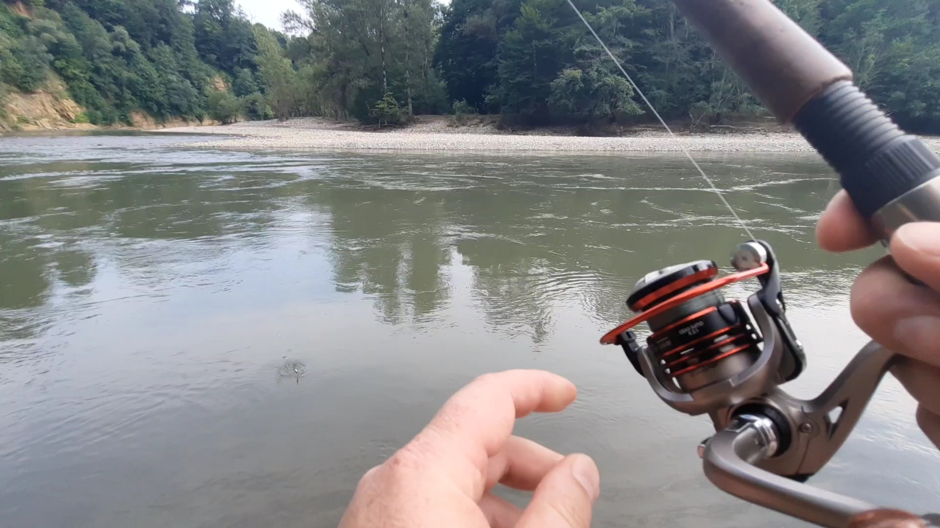 Рыбалка блесны на форель и головля по горной реке.