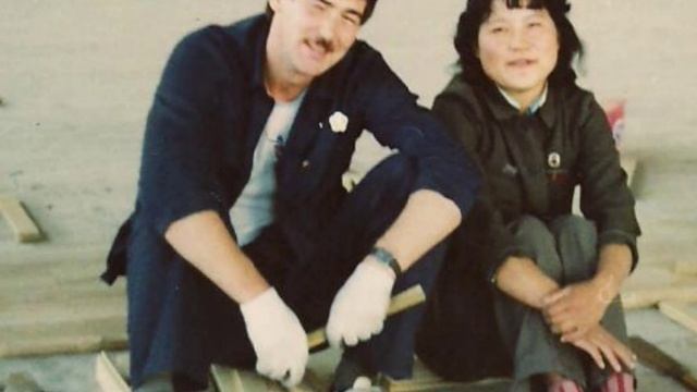 С напарницей.