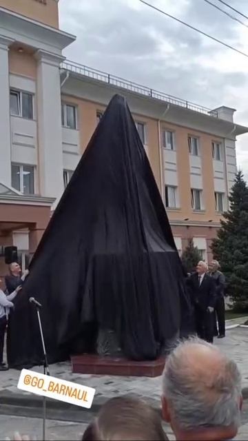 В Барнауле торжественно открыли памятник строителям Алтая