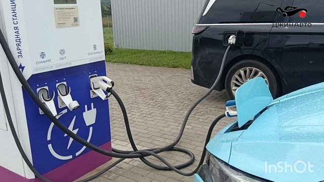 Зарядка электромобиля, китайца и японца
