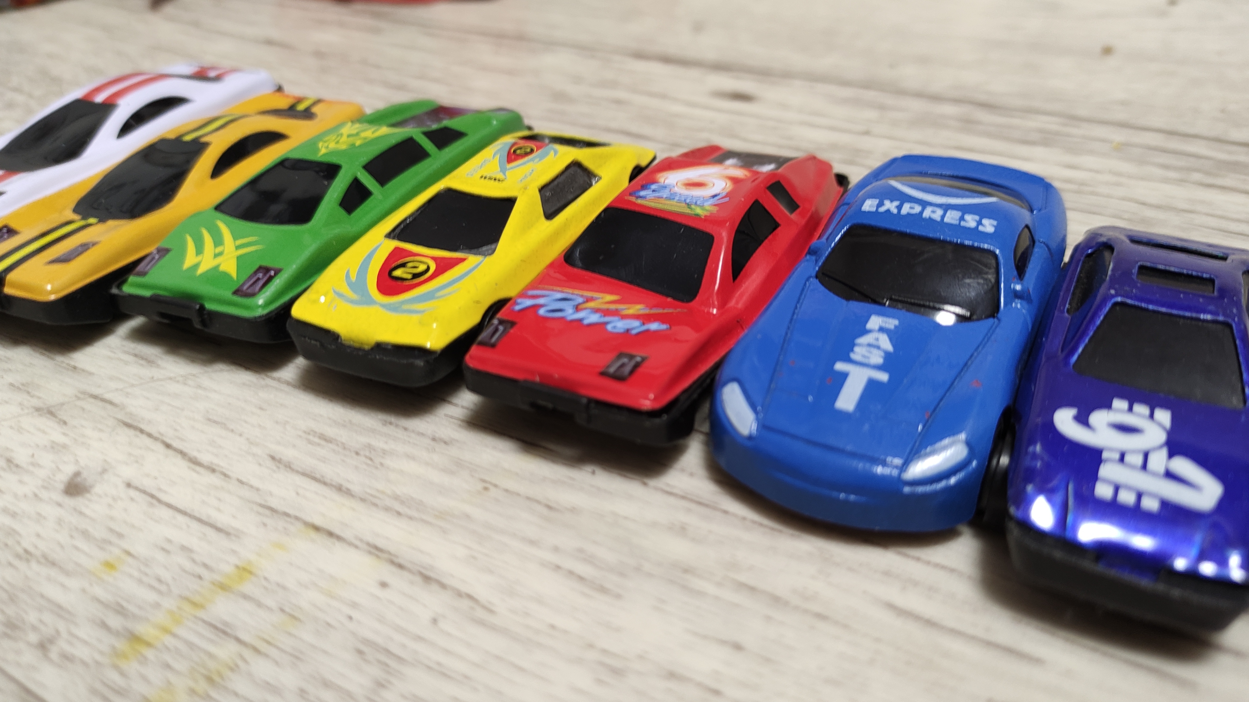 играем в разноцветные детские машинки