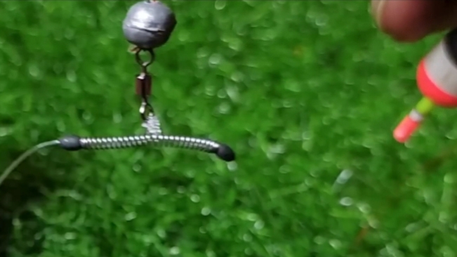 ПОПЛАВОЧНАЯ снасть на 2 крючка с пружиннкой на поводке от зажигалки 🐠🐋🐟