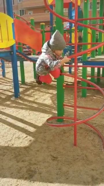 Лазить по любой поверхности - научит ребёнок в 4 года! Упражнение от Василисы!