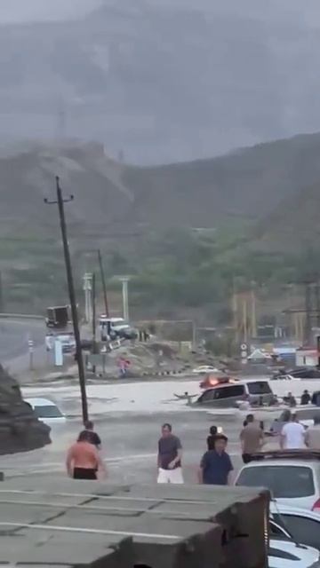 Потоки воды уносят автомобили в ущелье во время ливневого паводка в Унцукульском районе Дагестана. (