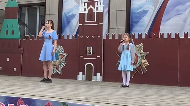 "Прекрасное далеко" Е. Крылатов (исп. Галаган Елизавета и Галаган Милена)