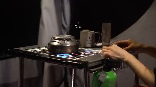 Одиночный автомобильный кемпинг на вершине горы под проливным дождём.