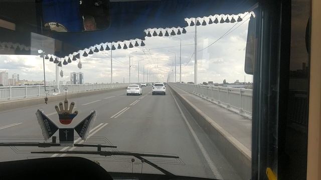 Поездка по мосту через Волгу от Саратова