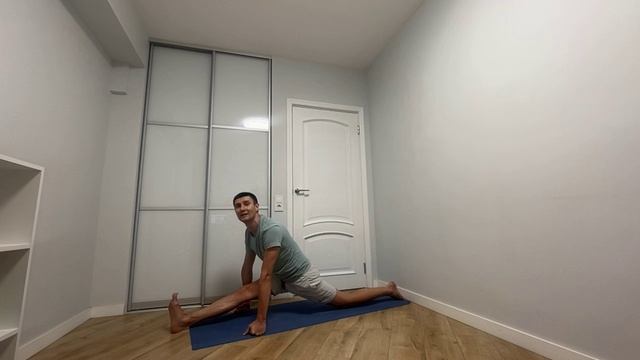 Сурья Намаскар, бегун, триконасана, хануманасана, ардха матсиендрасана, динамика стоек на руках