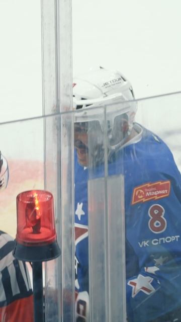 АЛЁ, ПЕРЕДАЧУ ЗАПИШИТЕ🤨 Александр Овечкин договорился с судьёй😏 #КХЛ #ovi #судьи