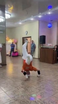 Меня зовут Дмитрий я занимаюсь спортивным видом танца Break Dance выступаю на корпоротивах, свадьбах